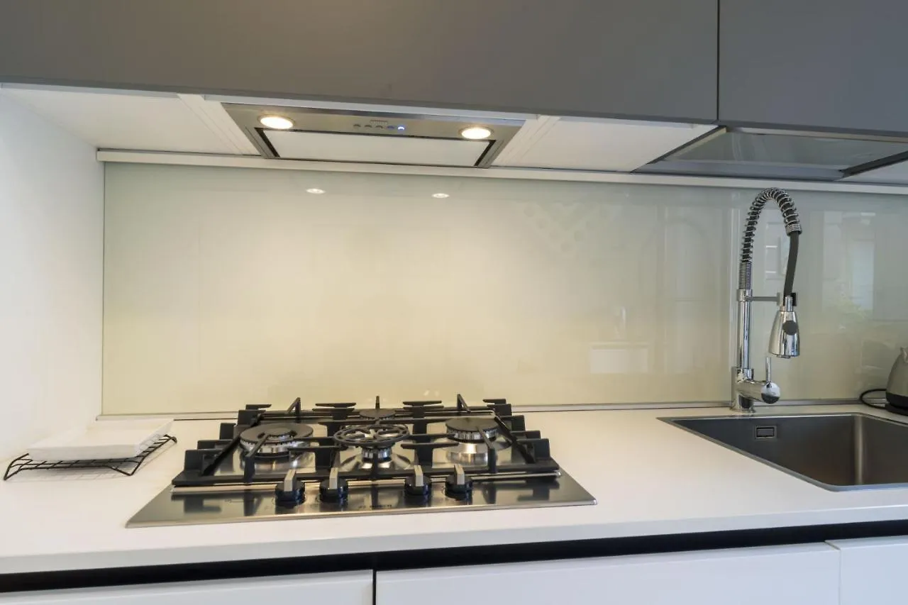 Easylife - Comoda Residenza Con Terrazzino Abitabile In Zona Sant Ambrogio Milan 0*,  Italy